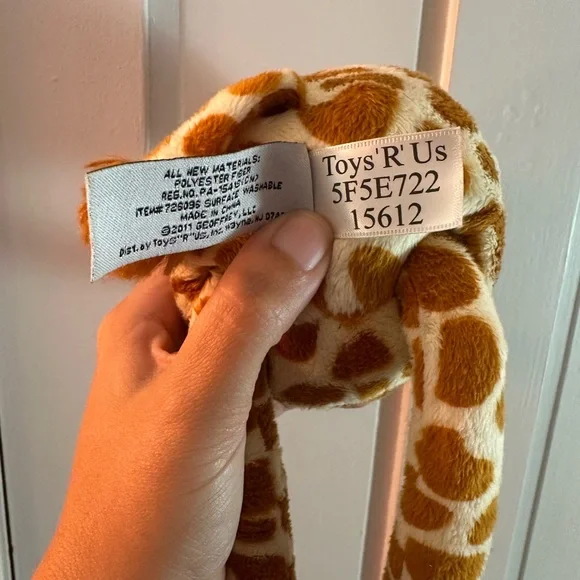 FAO Schwarz Geoffrey Giraffe Plush 24” Toys“R”Us 2011 Collectible Stuffed Animal - Picture 4 of 6